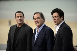 John Travolta, Oliver Stone y Benicio del Toro presentaron "Savages" en el Festival